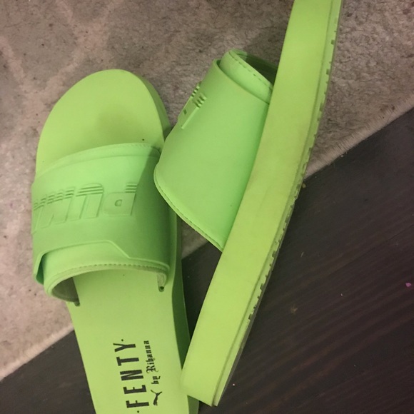 Fenty slides - Picture 2 of 2